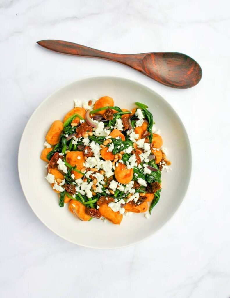 Zoete aardappel gnocchi met spinazie en feta